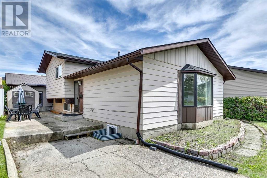 Single Family House 4 Level for Sale in  Rundleson Place NE Rundle Calgary 
