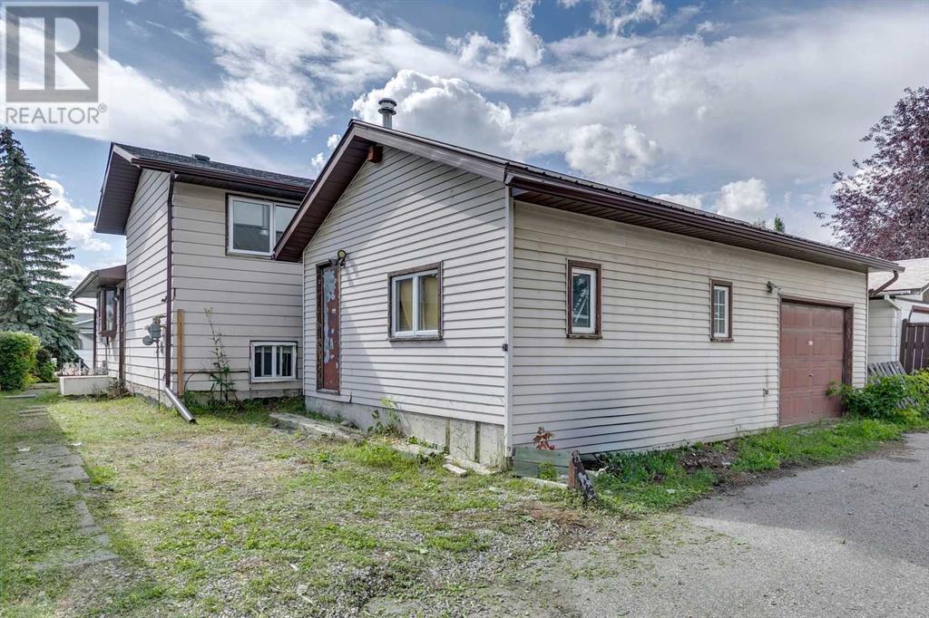 Single Family House 4 Level for Sale in  Rundleson Place NE Rundle Calgary 
