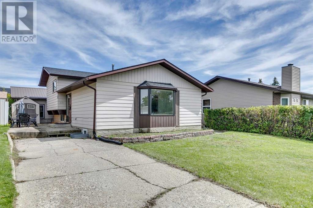 Single Family House 4 Level for Sale in  Rundleson Place NE Rundle Calgary 