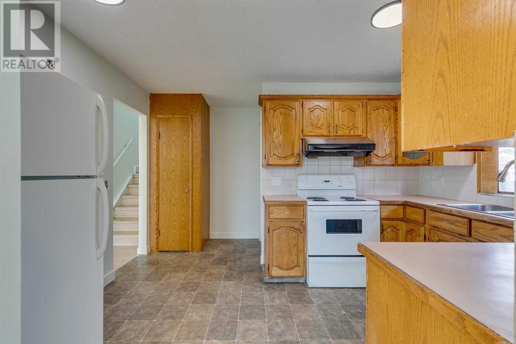 Single Family House 4 Level for Sale in  Rundleson Place NE Rundle Calgary 