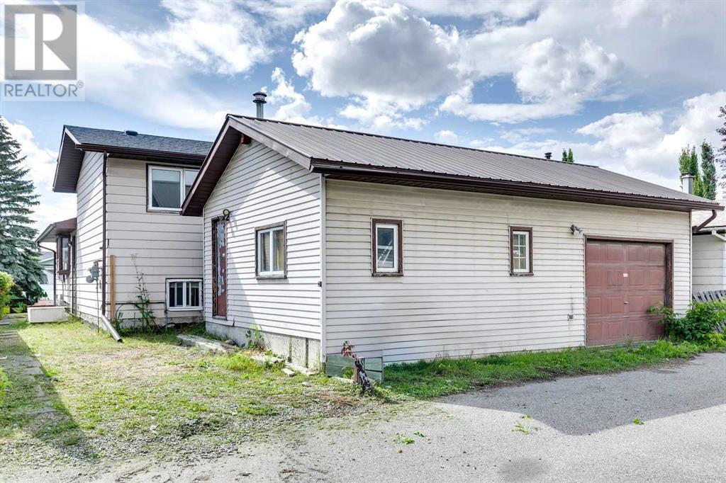 Single Family House 4 Level for Sale in  Rundleson Place NE Rundle Calgary 