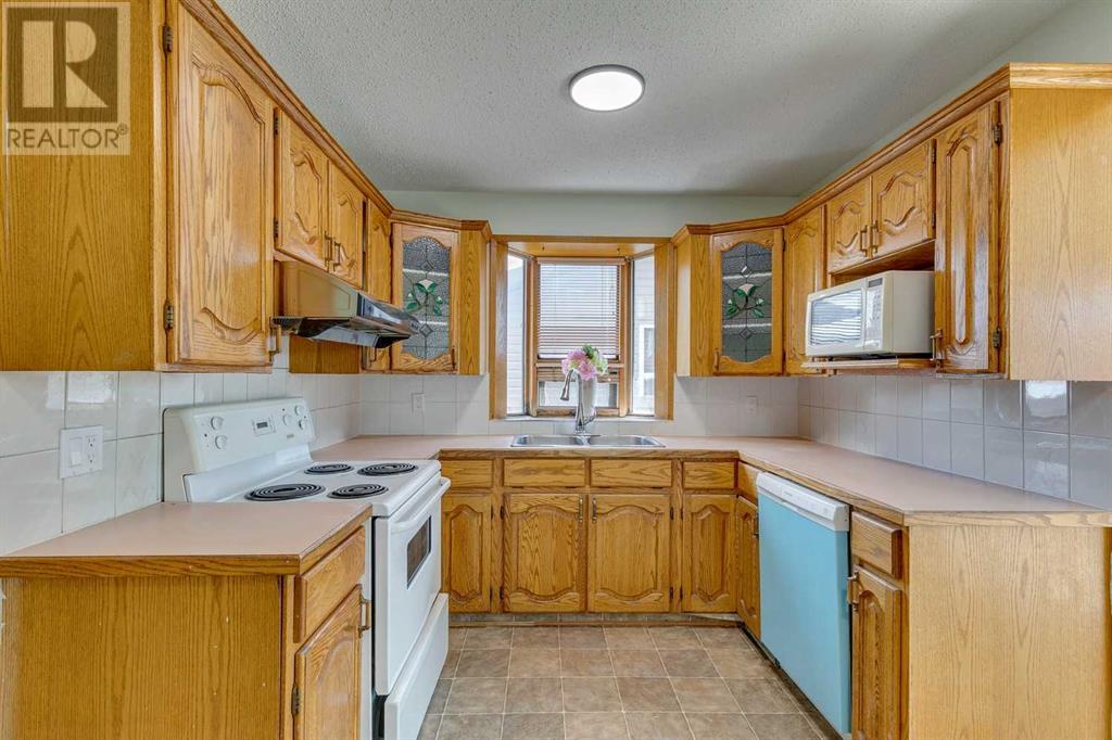 Single Family House 4 Level for Sale in  Rundleson Place NE Rundle Calgary 