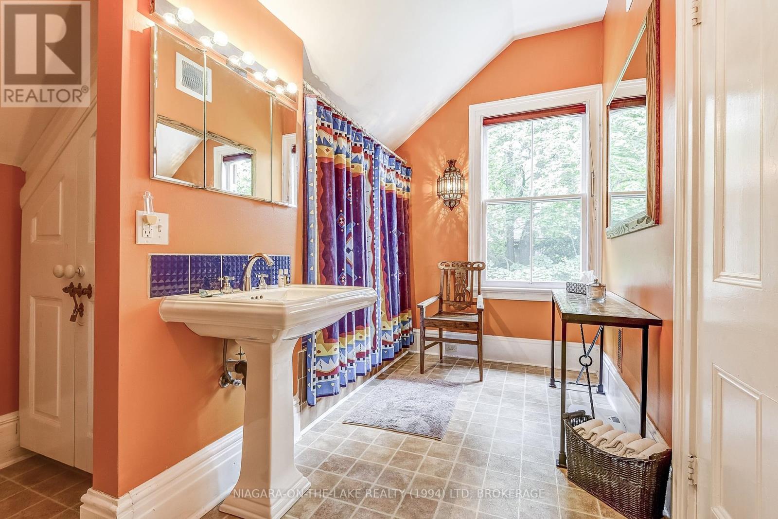 Photo 17 of 129 Victoria Street, Niagaraonthelake ON