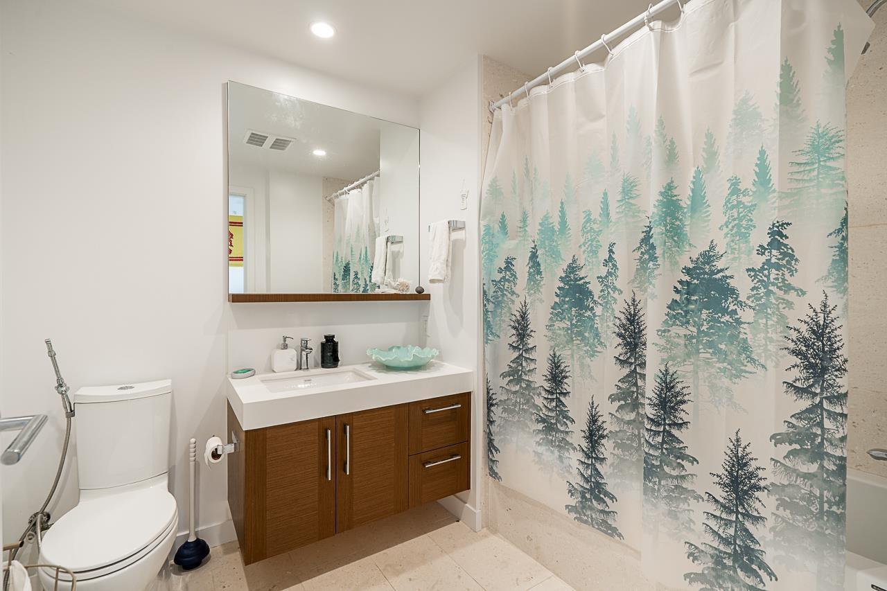 TH1 1439 GEORGE STREET, White Rock