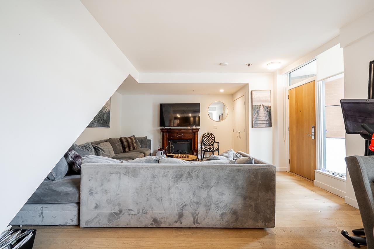 TH1 1439 GEORGE STREET, White Rock