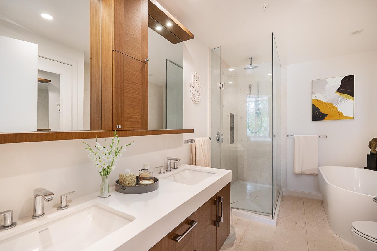 TH1 1439 GEORGE STREET, White Rock