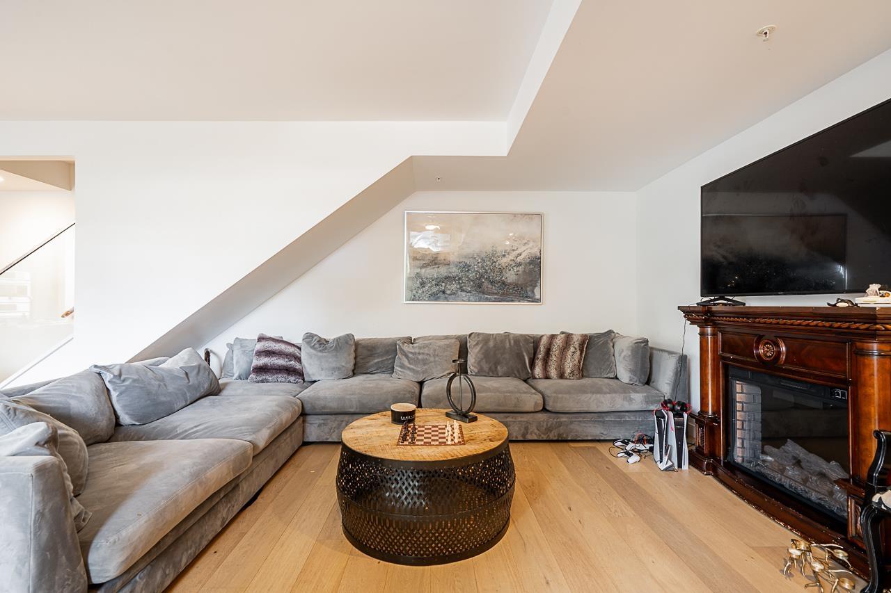 TH1 1439 GEORGE STREET, White Rock