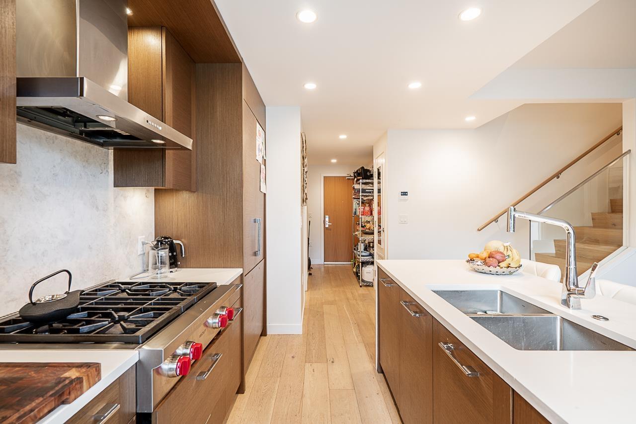 TH1 1439 GEORGE STREET, White Rock