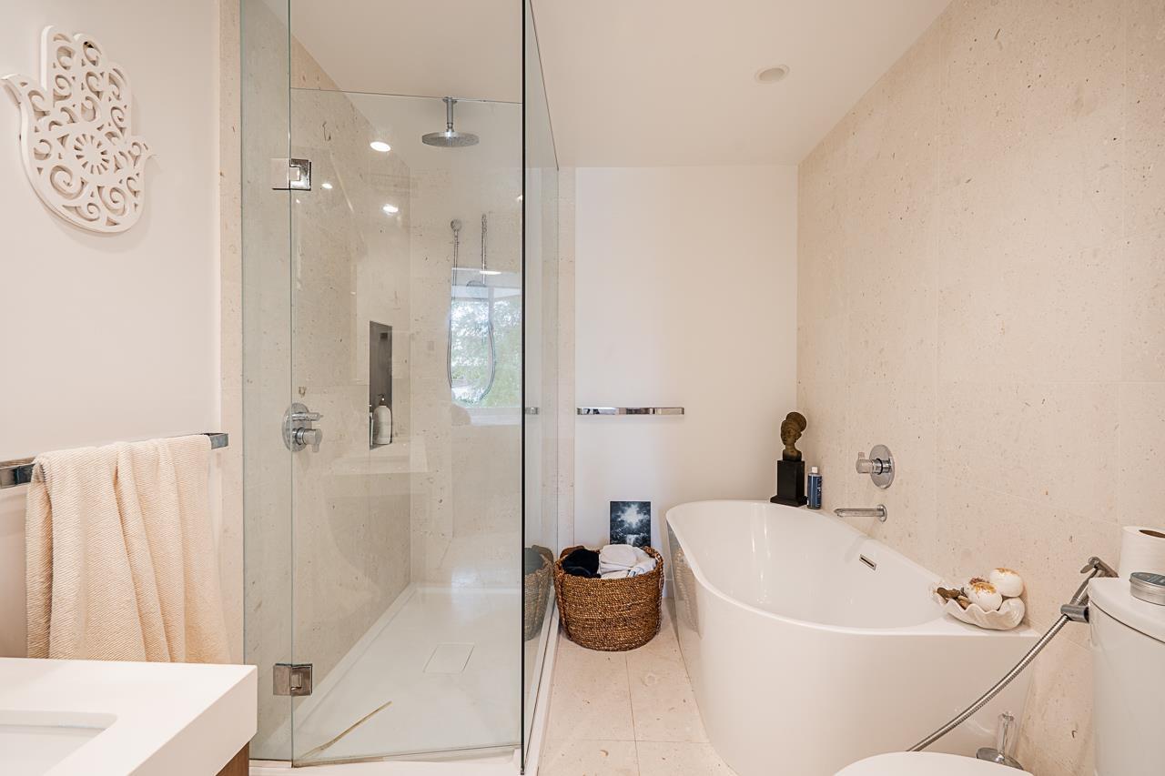 TH1 1439 GEORGE STREET, White Rock