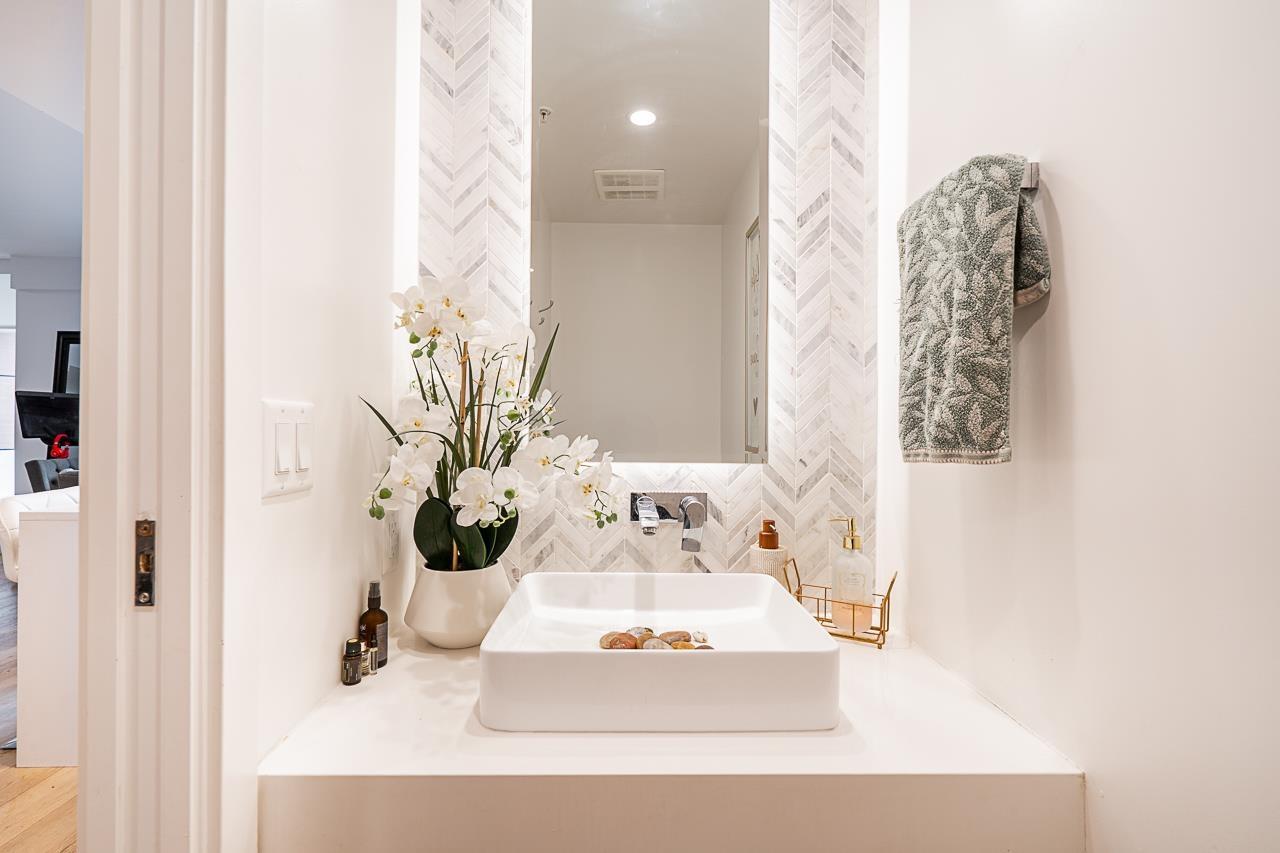 TH1 1439 GEORGE STREET, White Rock
