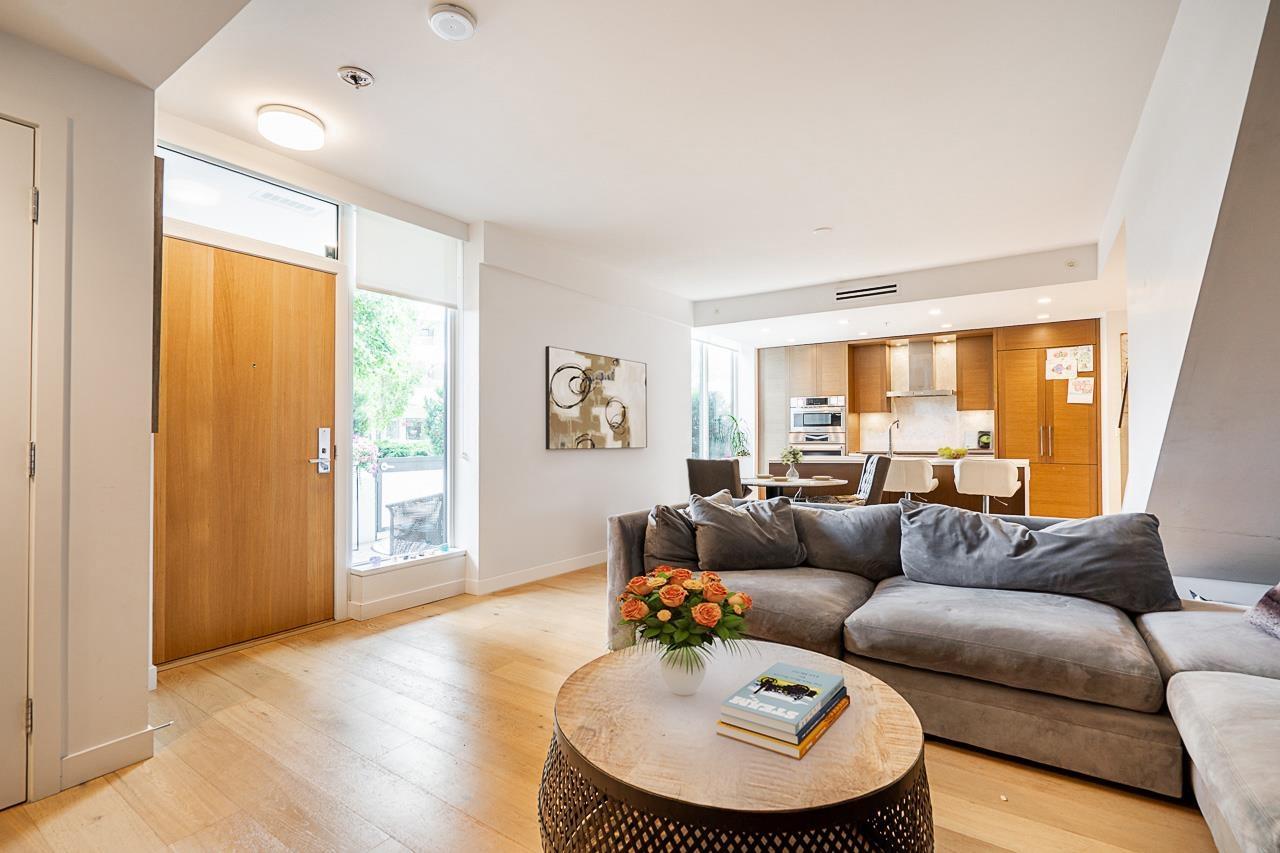 TH1 1439 GEORGE STREET, White Rock