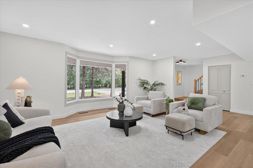 Photo 5 of 178 Mcquaker Drive, Winnipeg MB