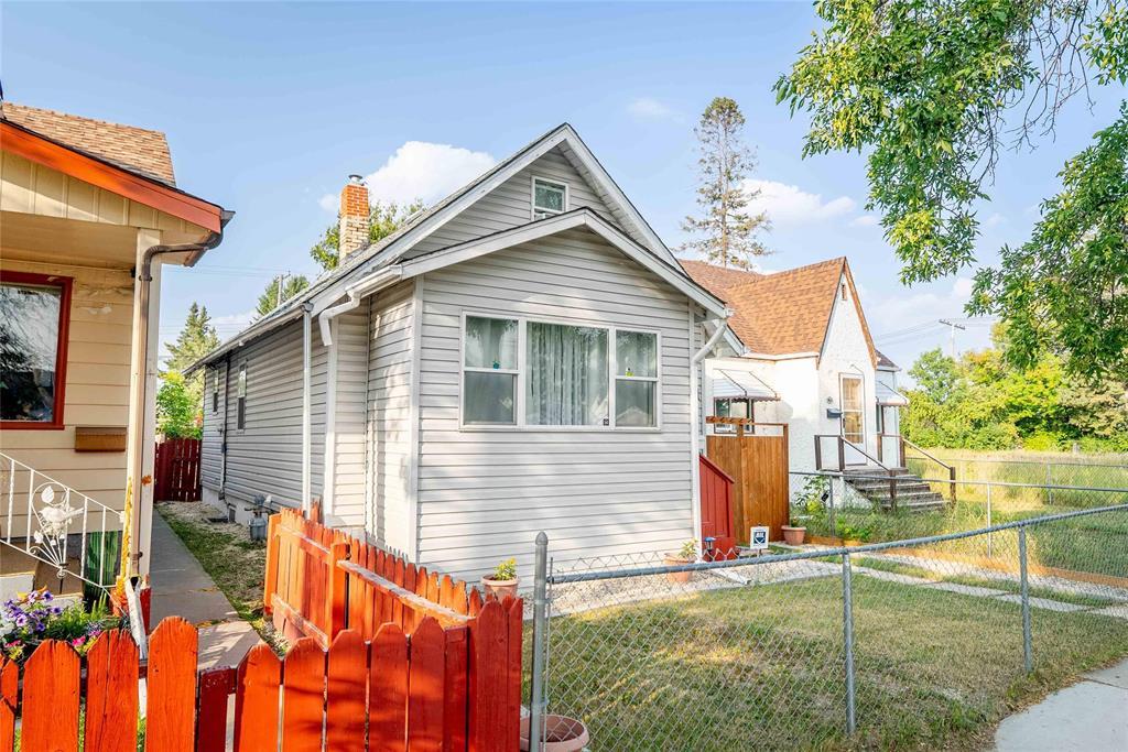 Photo 2 of 971 College Avenue, Winnipeg MB