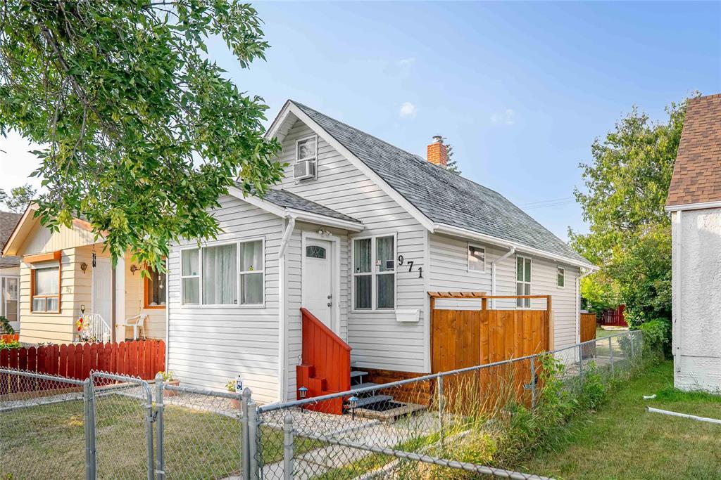 Photo 3 of 971 College Avenue, Winnipeg MB