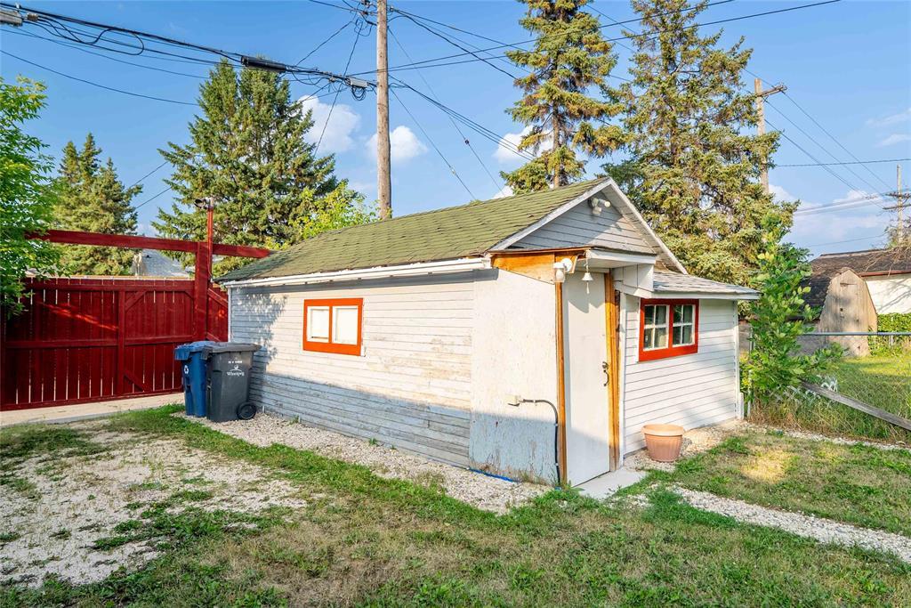 Photo 30 of 971 College Avenue, Winnipeg MB