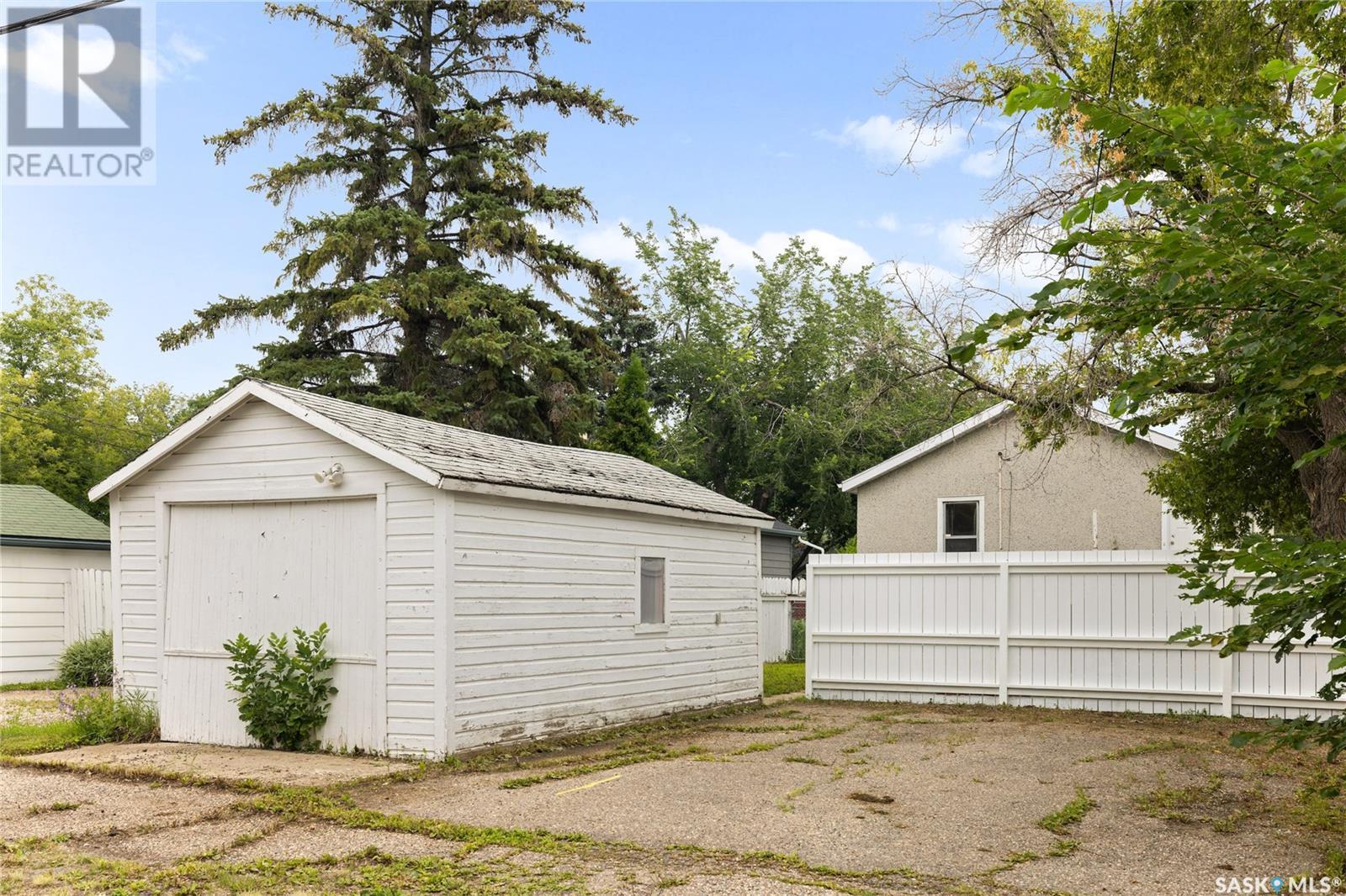 Single Family House Raised bungalow for Sale in  York STREET Regina 