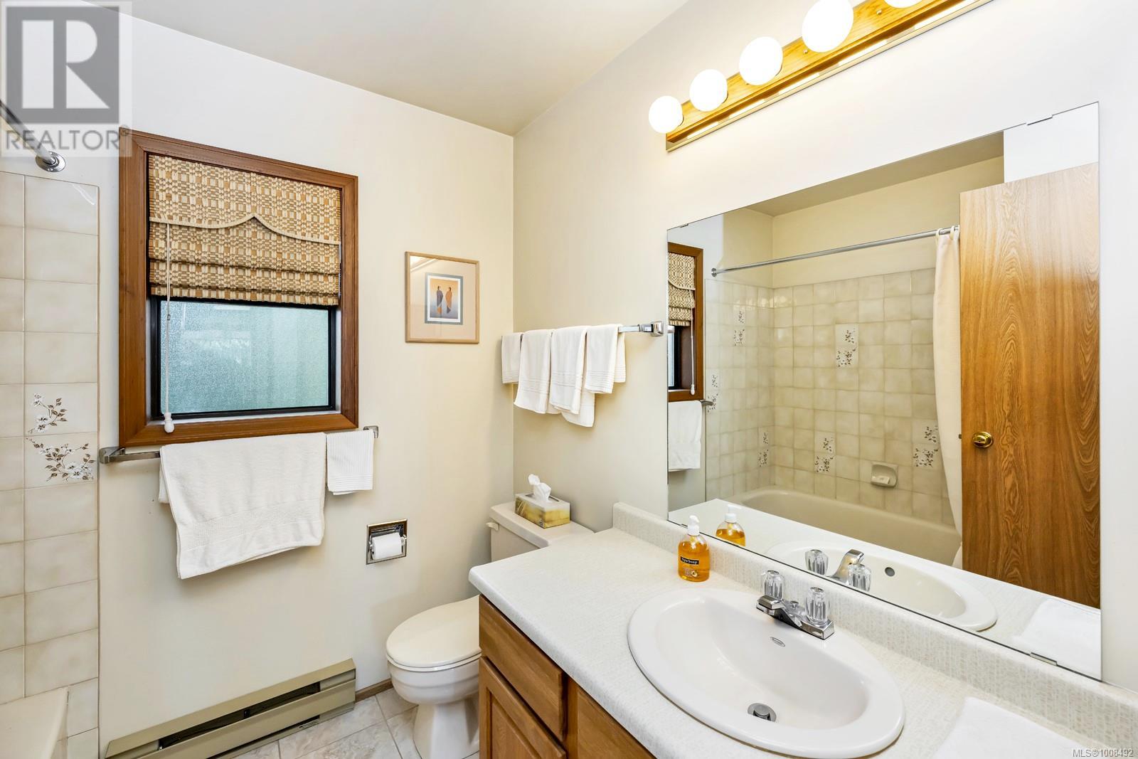  800 Seamist Place, Saanich