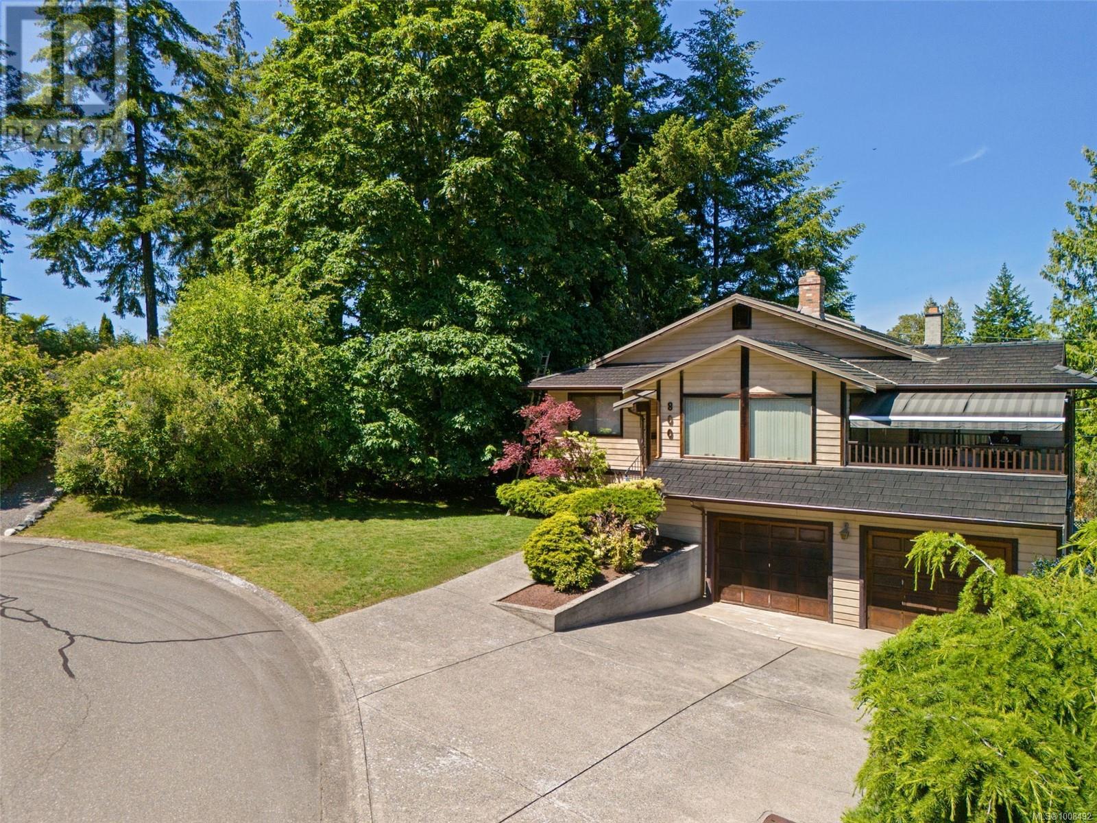  800 Seamist Place, Saanich