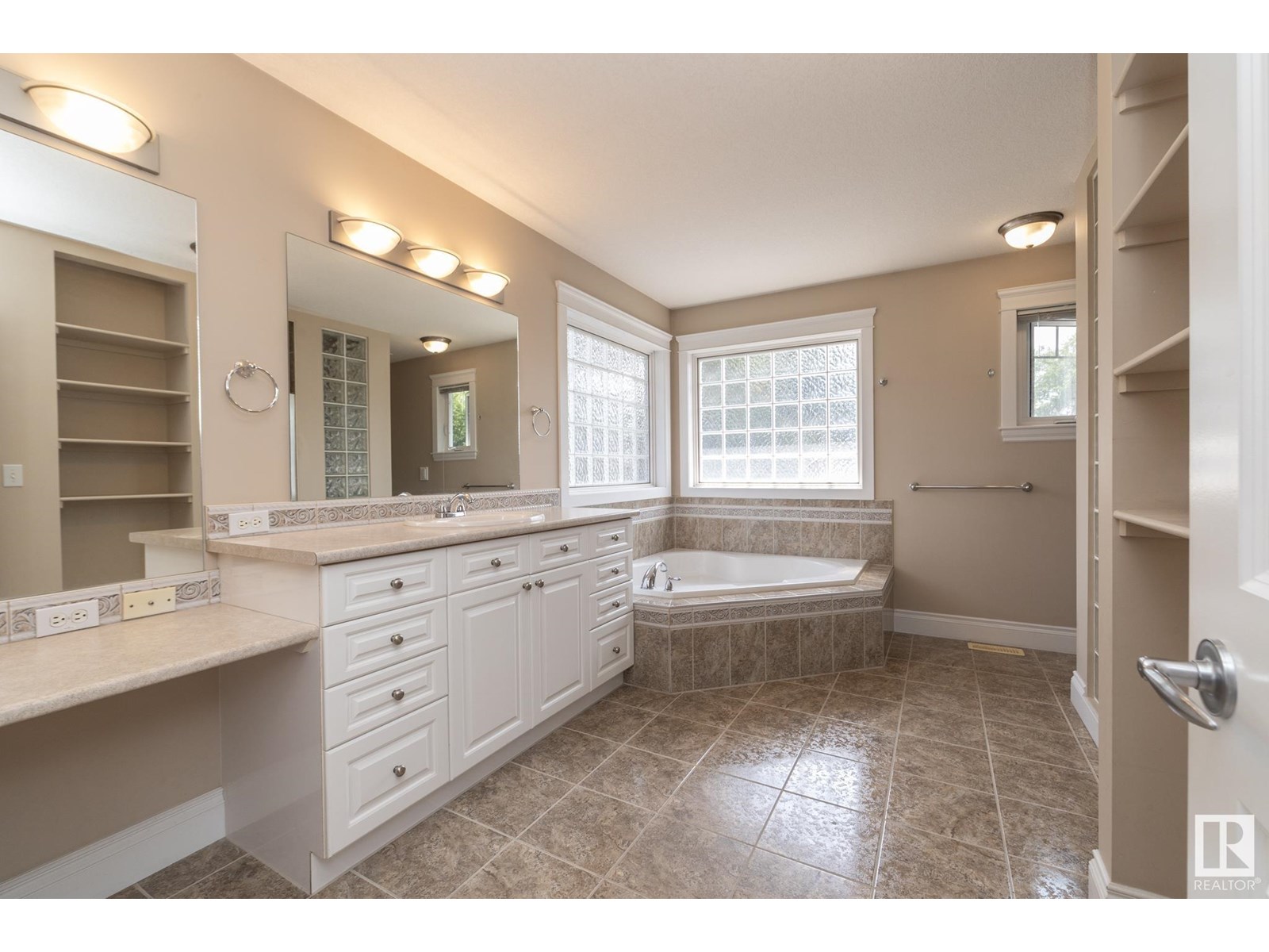 Photo 27 of 9319 93 St Nw, Edmonton AB