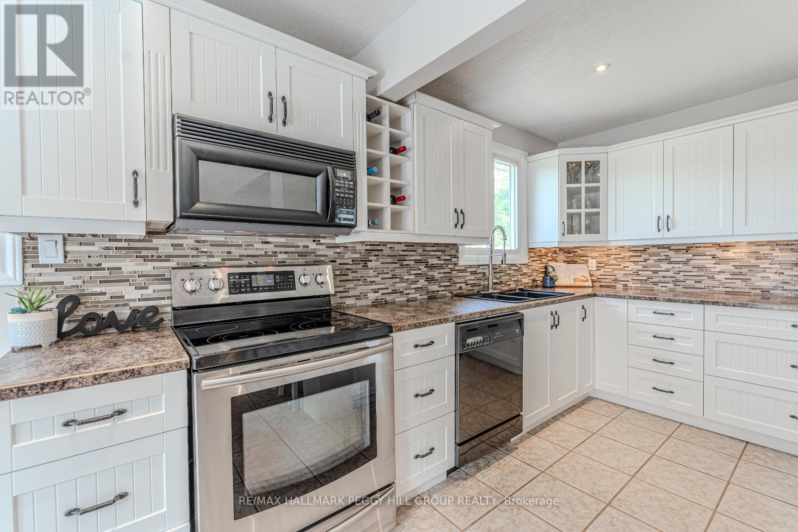 Photo 5 of 40 Mcconkey Place, Barrie ON