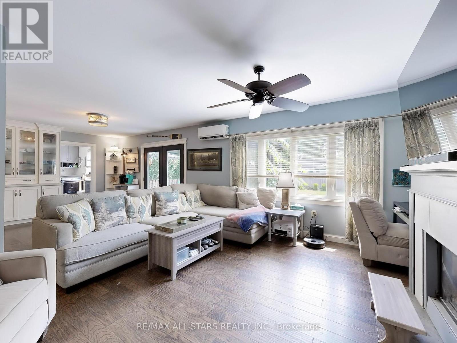 Photo 5 of 17 Metropolitan Crescent, Georgina ON