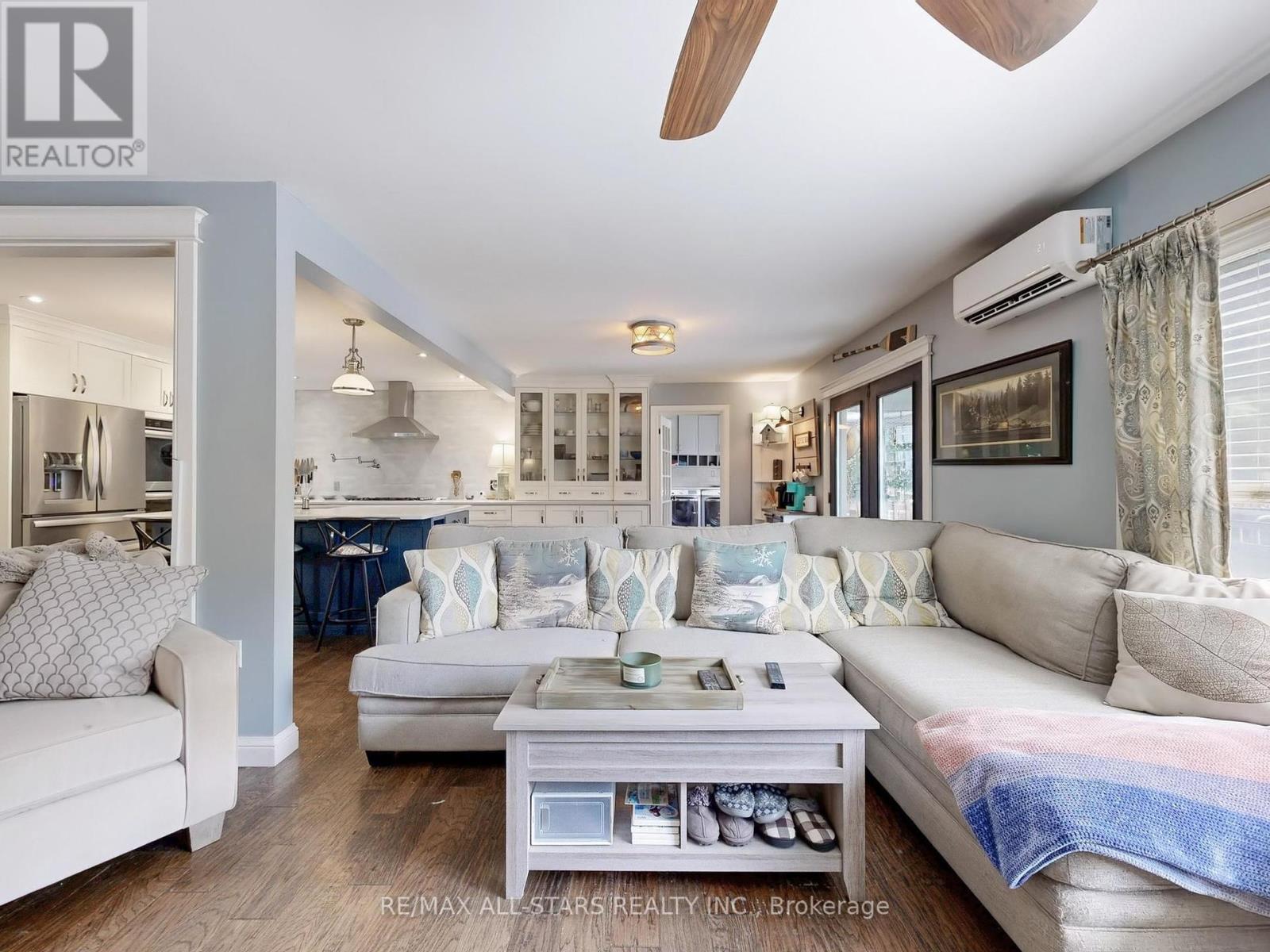 Photo 2 of 17 Metropolitan Crescent, Georgina ON
