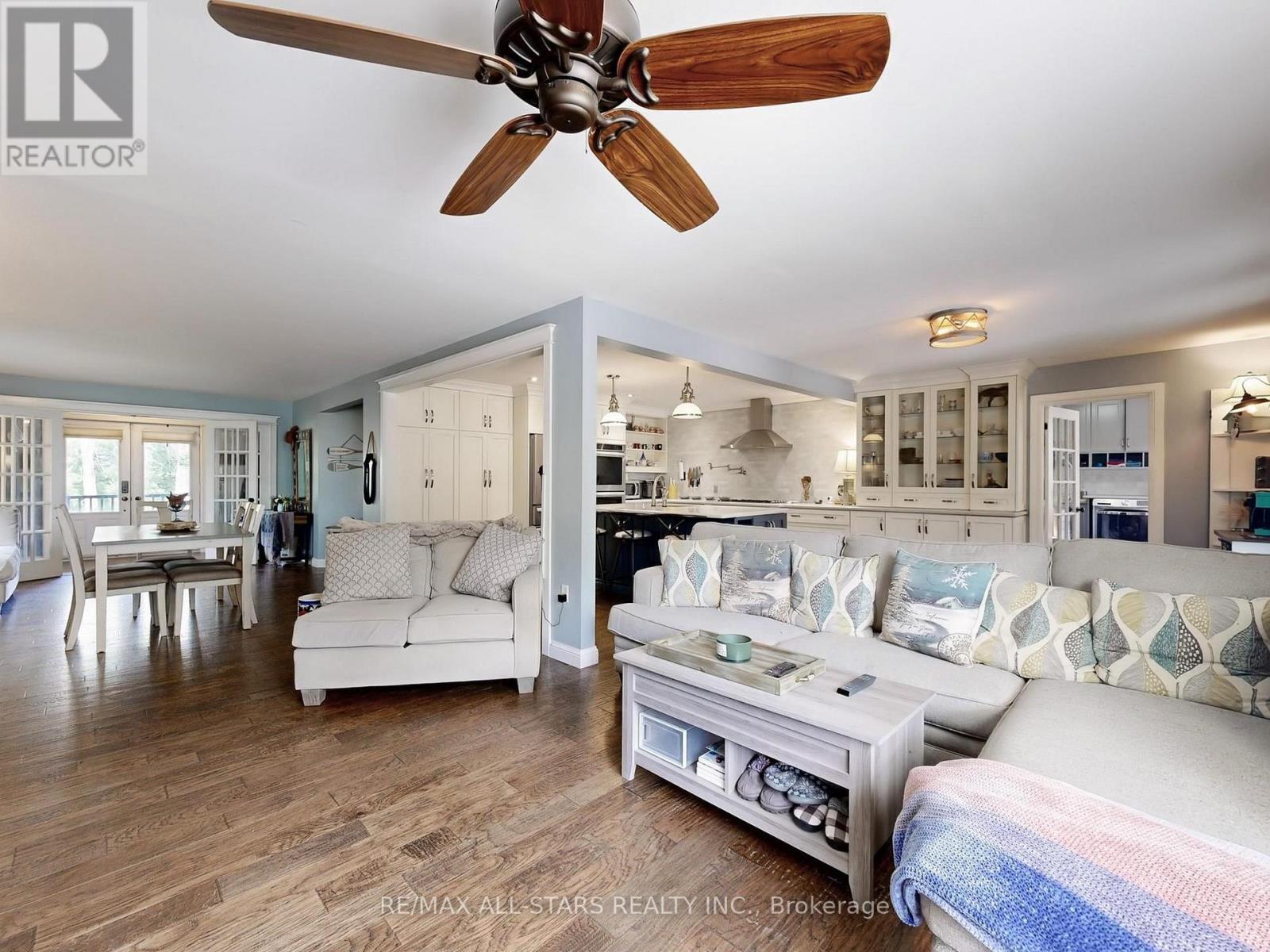 Photo 4 of 17 Metropolitan Crescent, Georgina ON