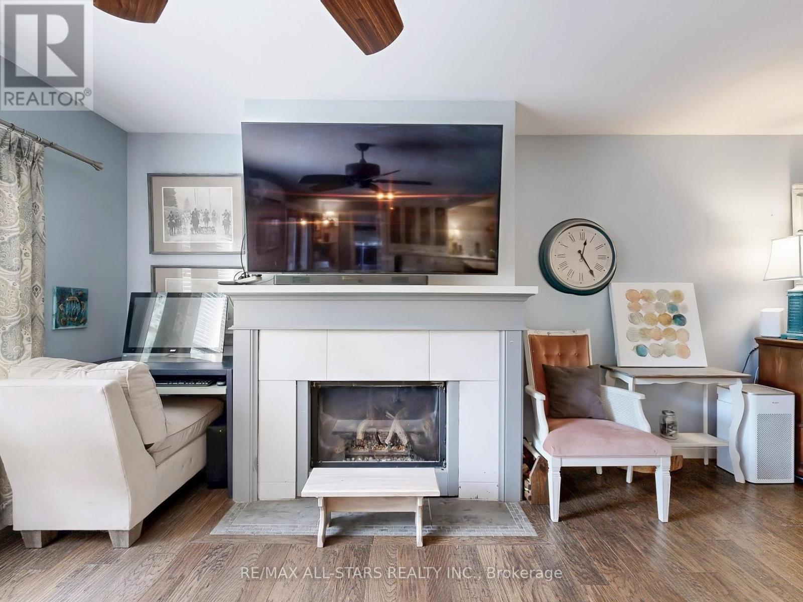 Photo 16 of 17 Metropolitan Crescent, Georgina ON