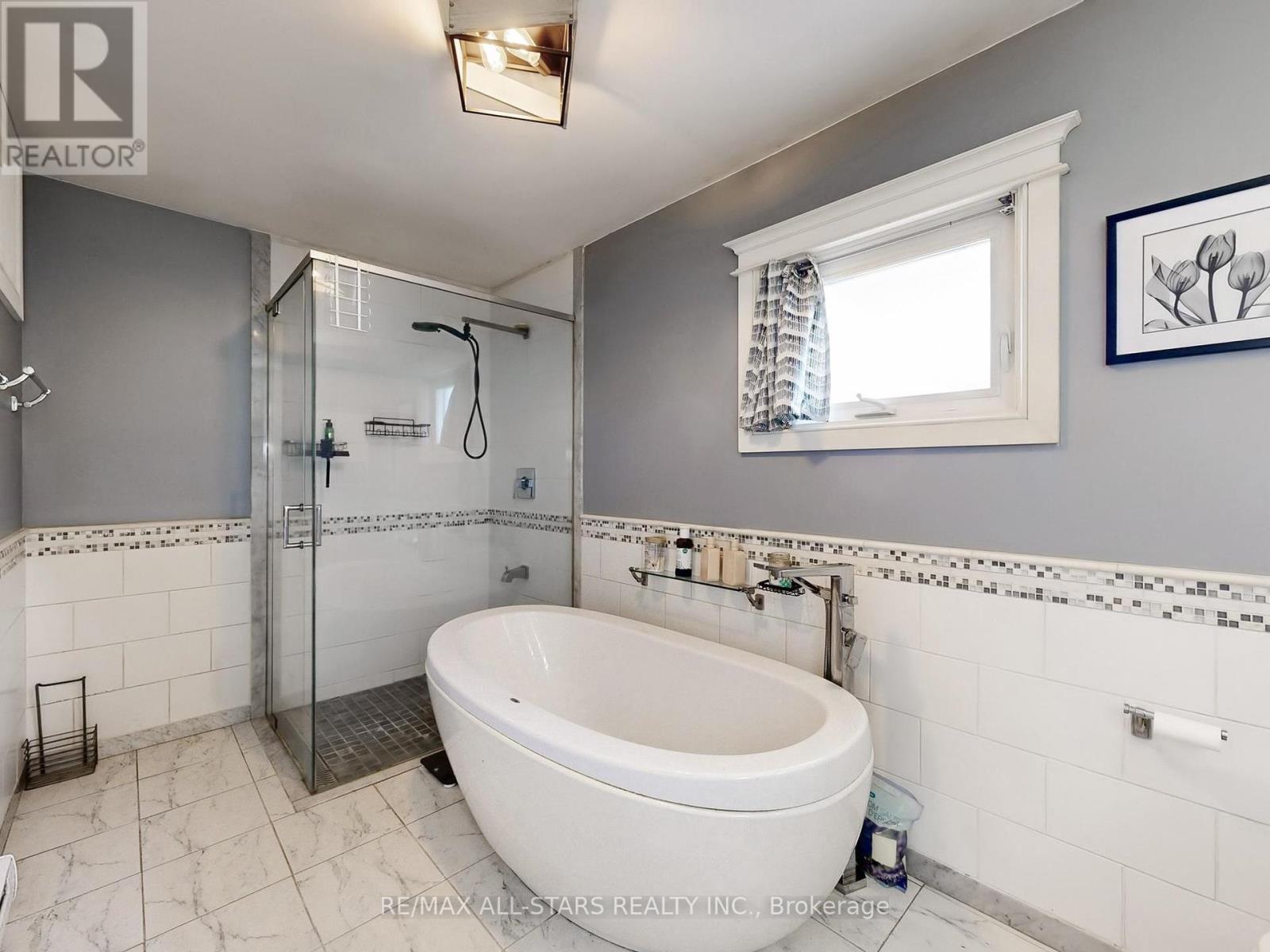 Photo 8 of 17 Metropolitan Crescent, Georgina ON