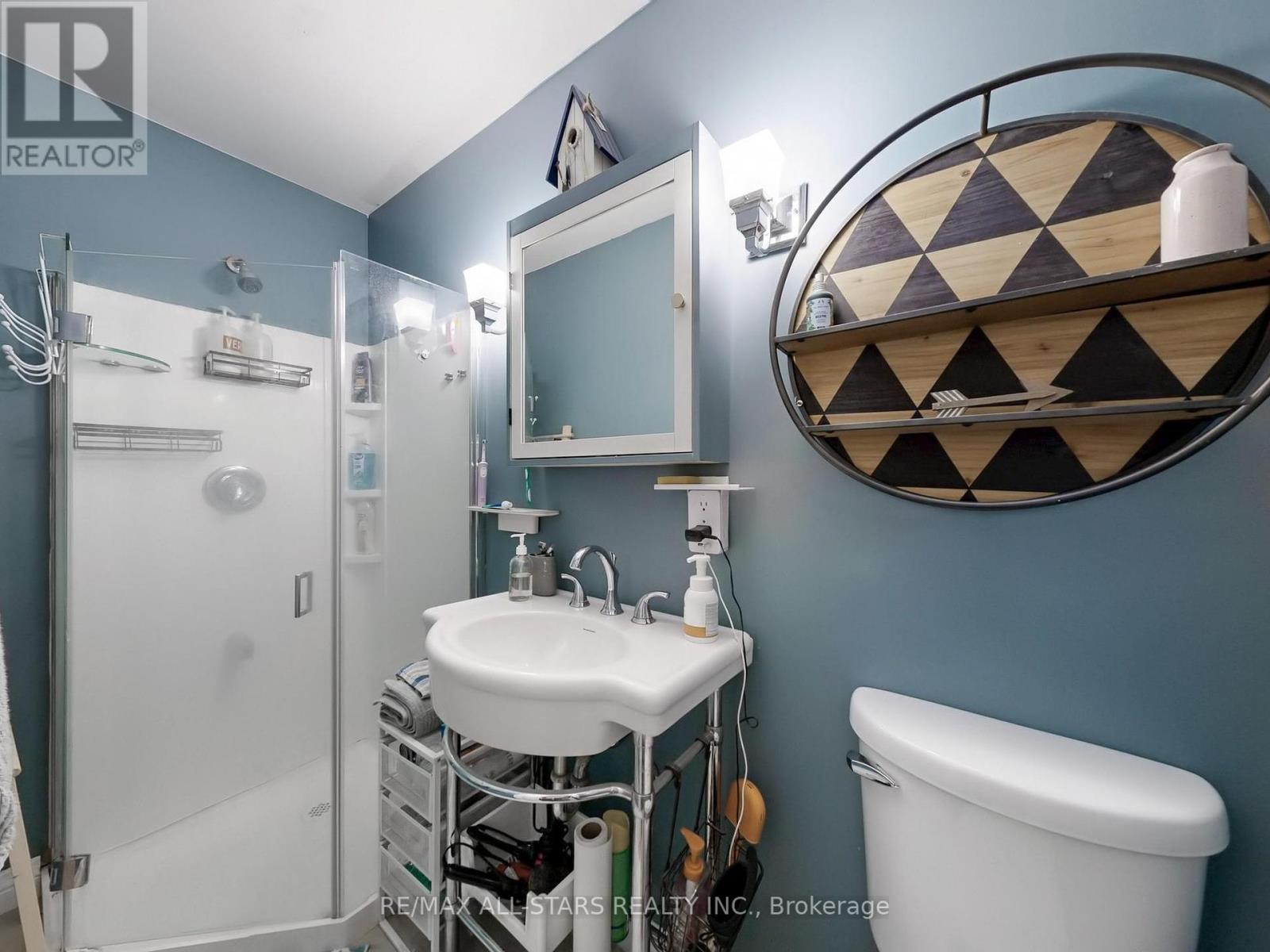 Photo 11 of 17 Metropolitan Crescent, Georgina ON