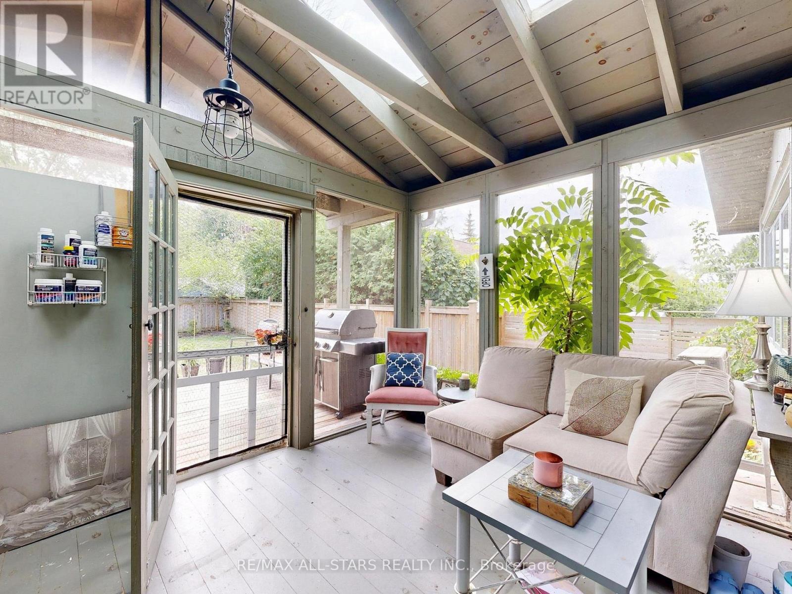 Photo 10 of 17 Metropolitan Crescent, Georgina ON