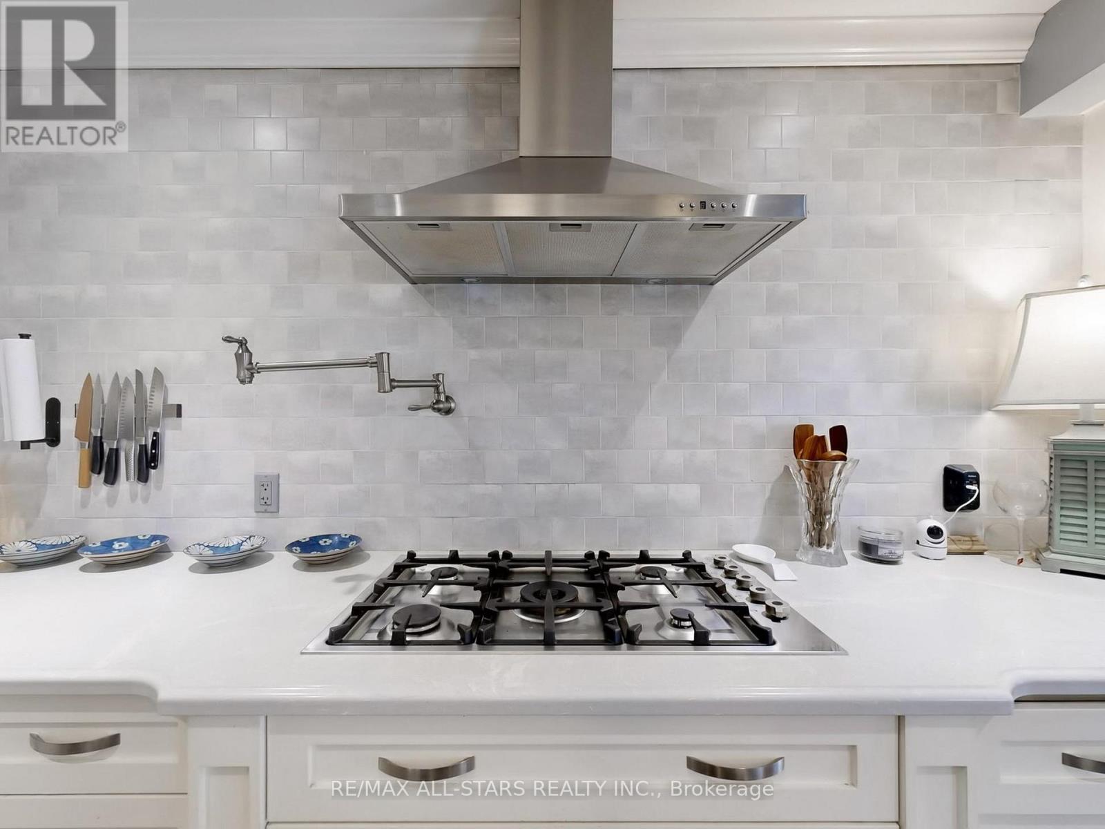 Photo 6 of 17 Metropolitan Crescent, Georgina ON