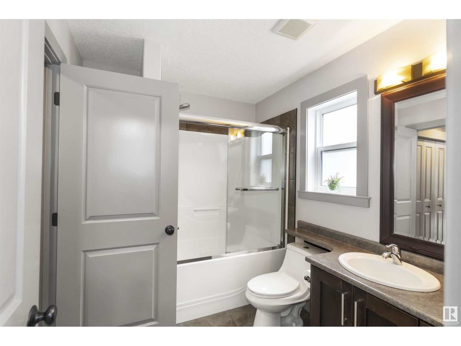 Photo 13 of 2435 Hagen Way Nw Nw, Edmonton AB