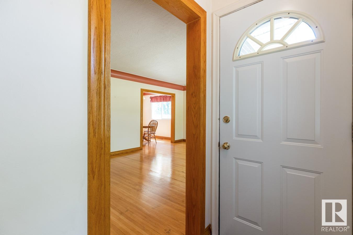 Photo 10 of 11831 134 St Nw, Edmonton AB