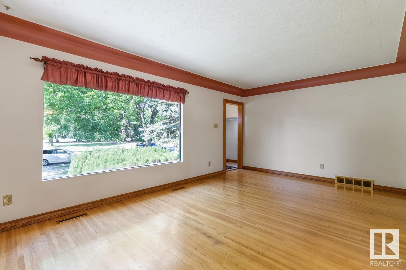 Photo 15 of 11831 134 St Nw, Edmonton AB