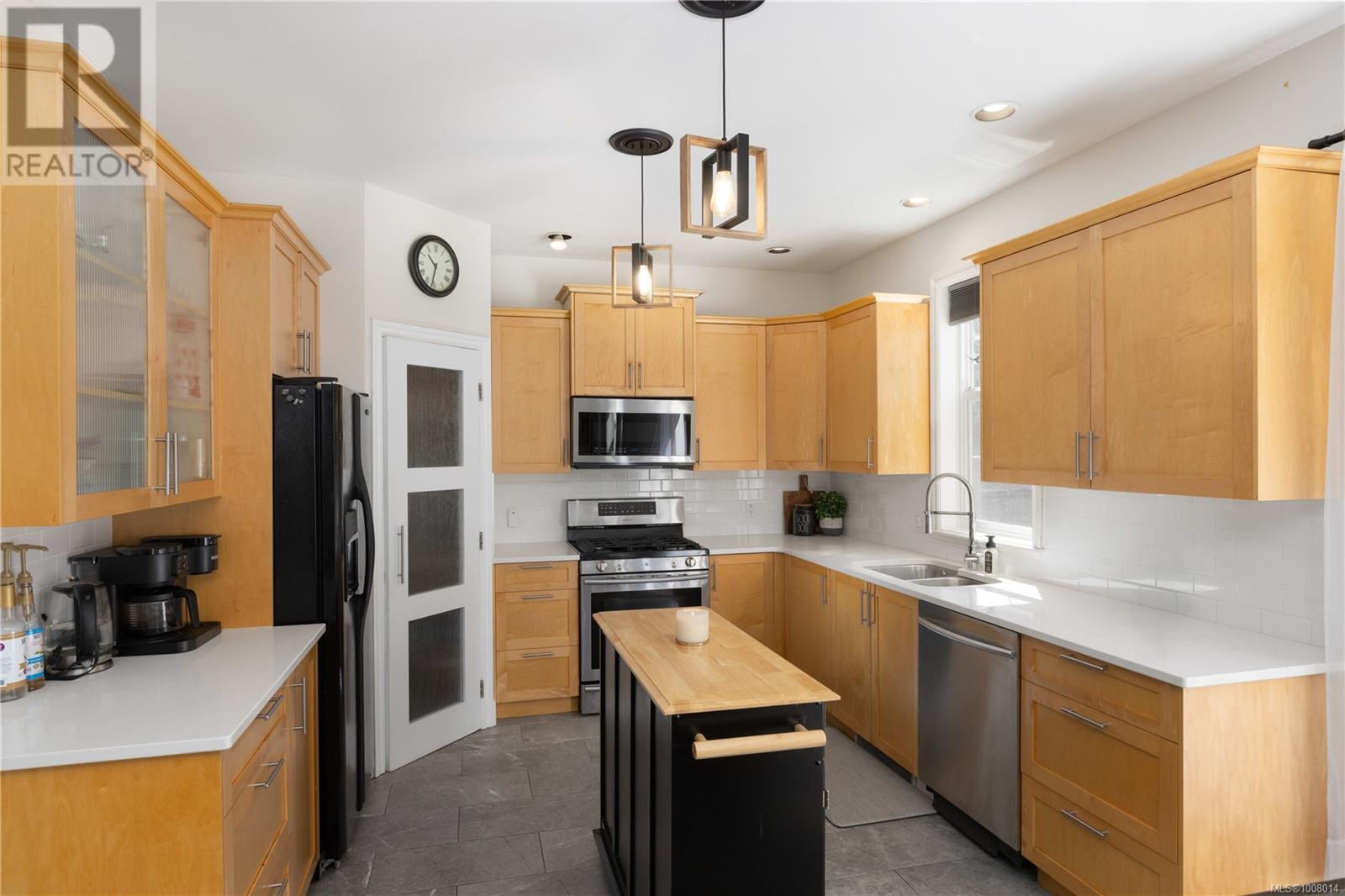 Photo 10 of 2424 Driftwood Dr, Sooke BC