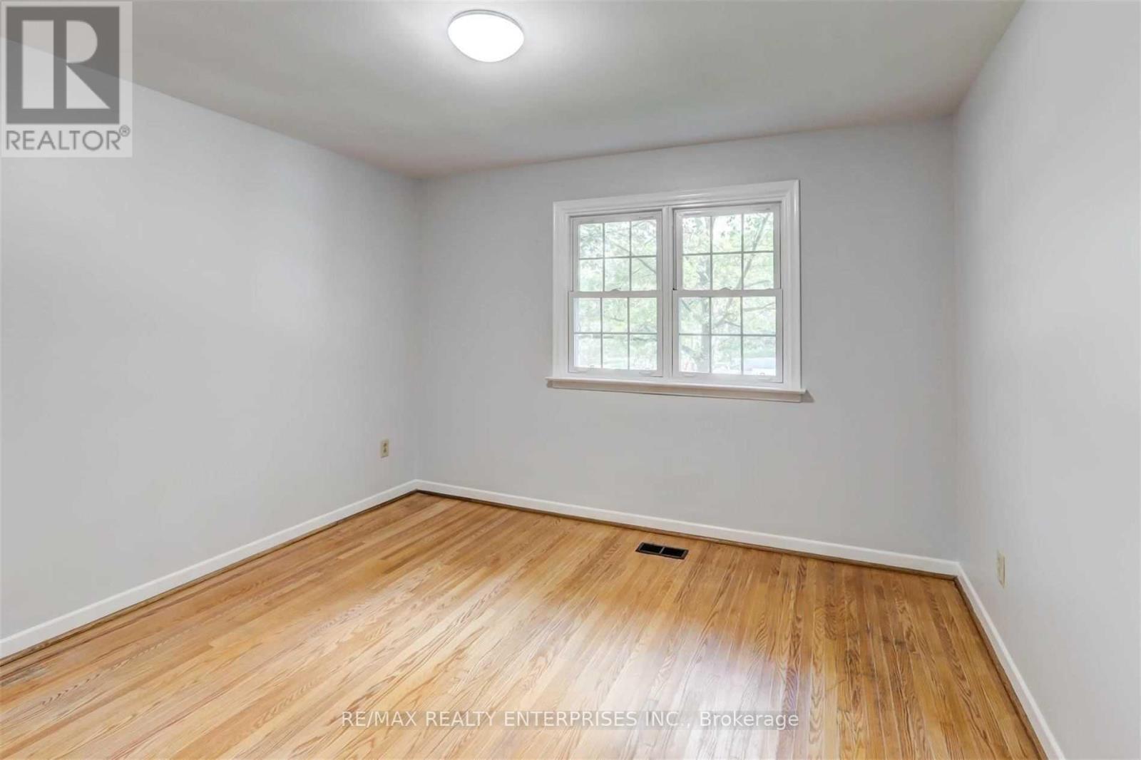Photo 9 of 1493 Birchwood Drive, Mississauga ON