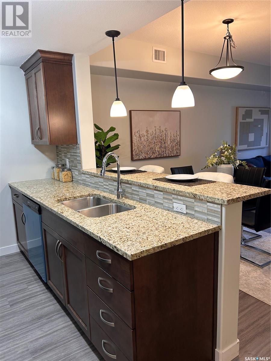 Photo 4 of 102 1220 Blackfoot Drive, Regina SK