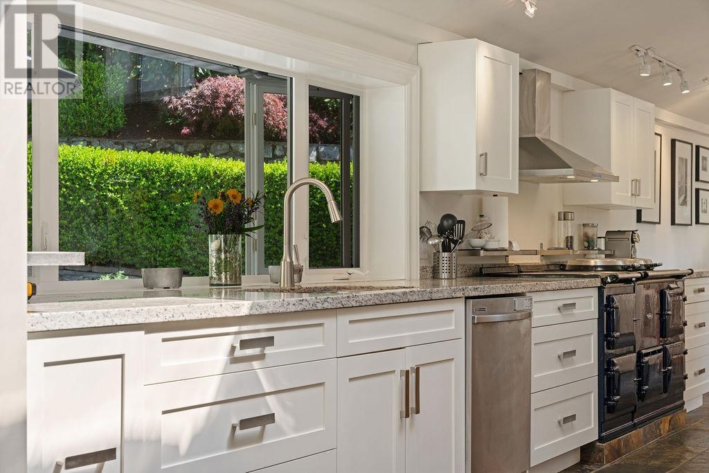 Photo 18 of 284 Sandringham Crescent, North Vancouver BC