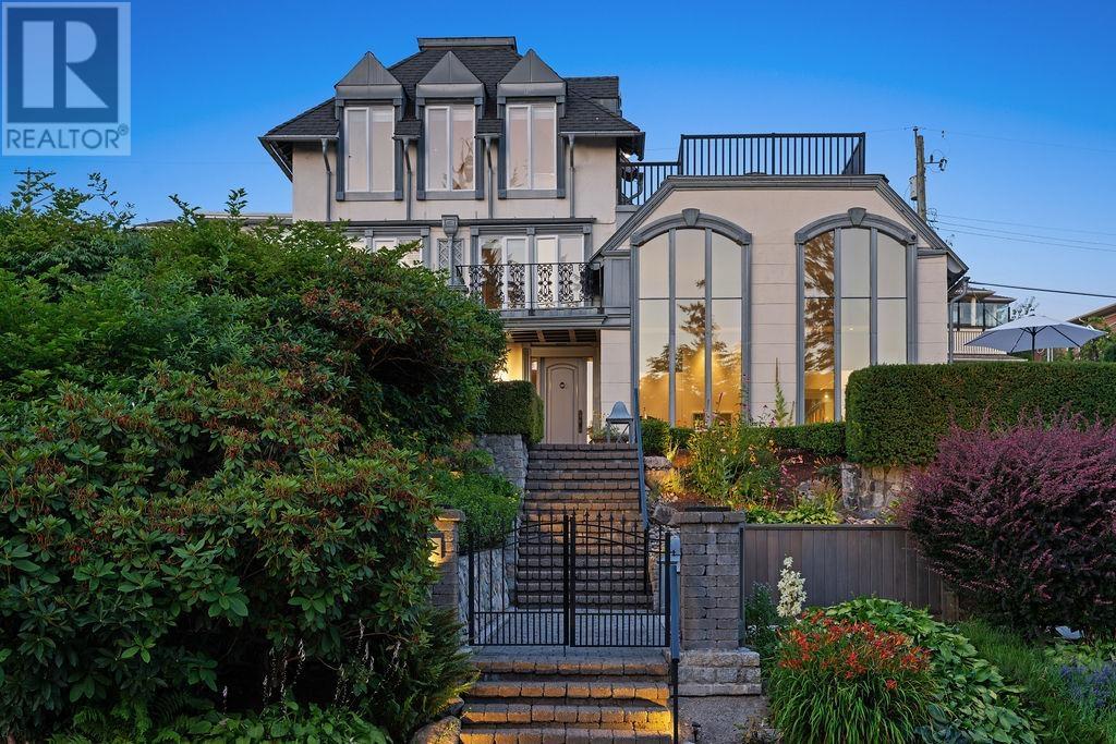 Photo 2 of 284 Sandringham Crescent, North Vancouver BC