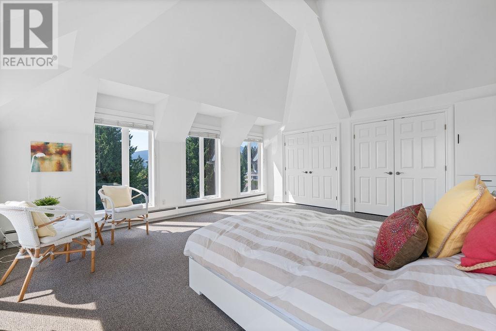 Photo 24 of 284 Sandringham Crescent, North Vancouver BC