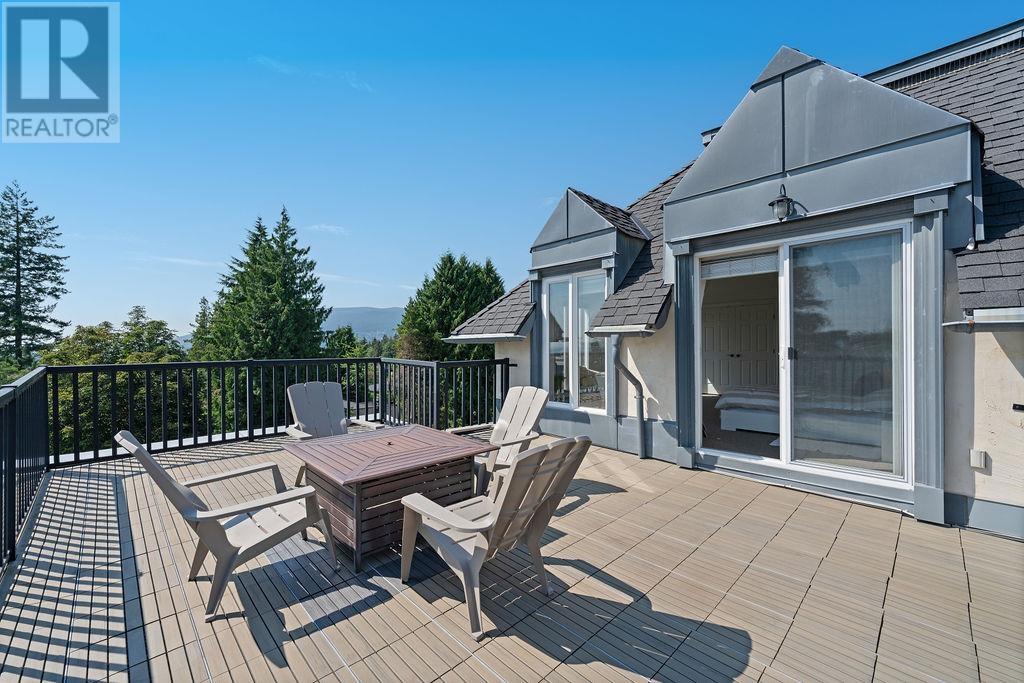 Photo 29 of 284 Sandringham Crescent, North Vancouver BC