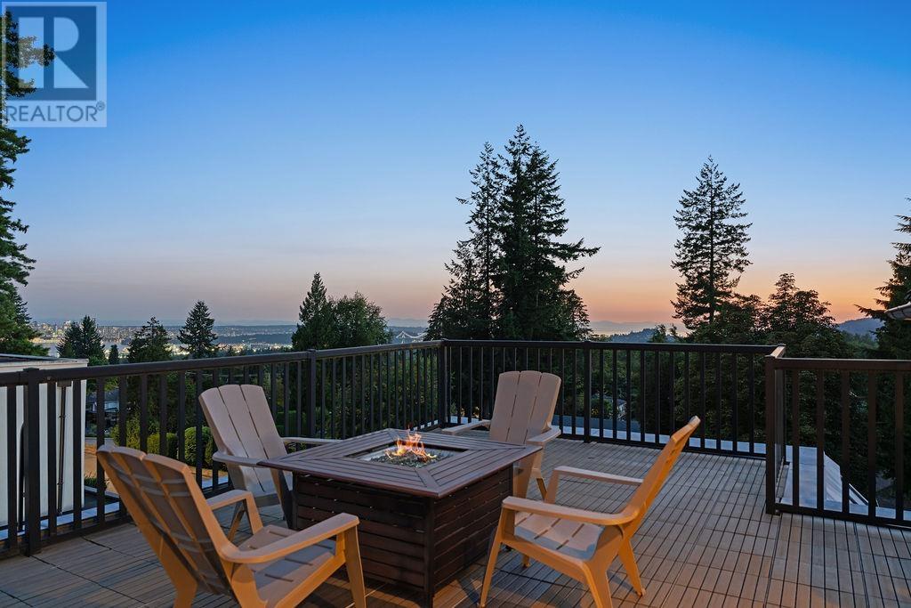 Photo 3 of 284 Sandringham Crescent, North Vancouver BC