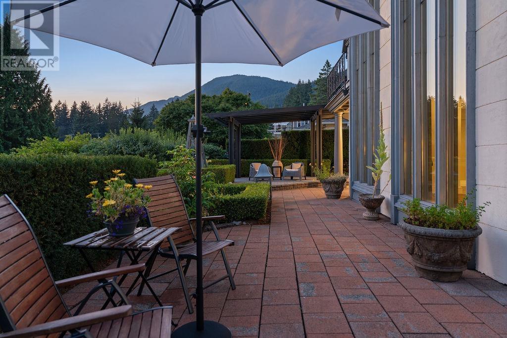Photo 5 of 284 Sandringham Crescent, North Vancouver BC