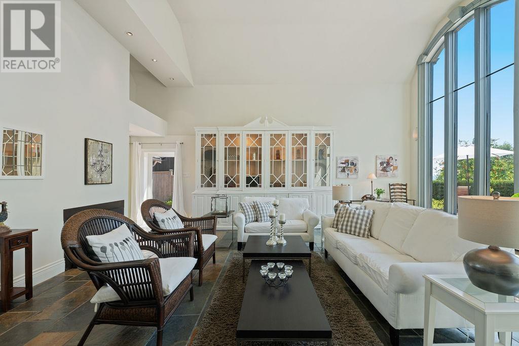 Photo 9 of 284 Sandringham Crescent, North Vancouver BC