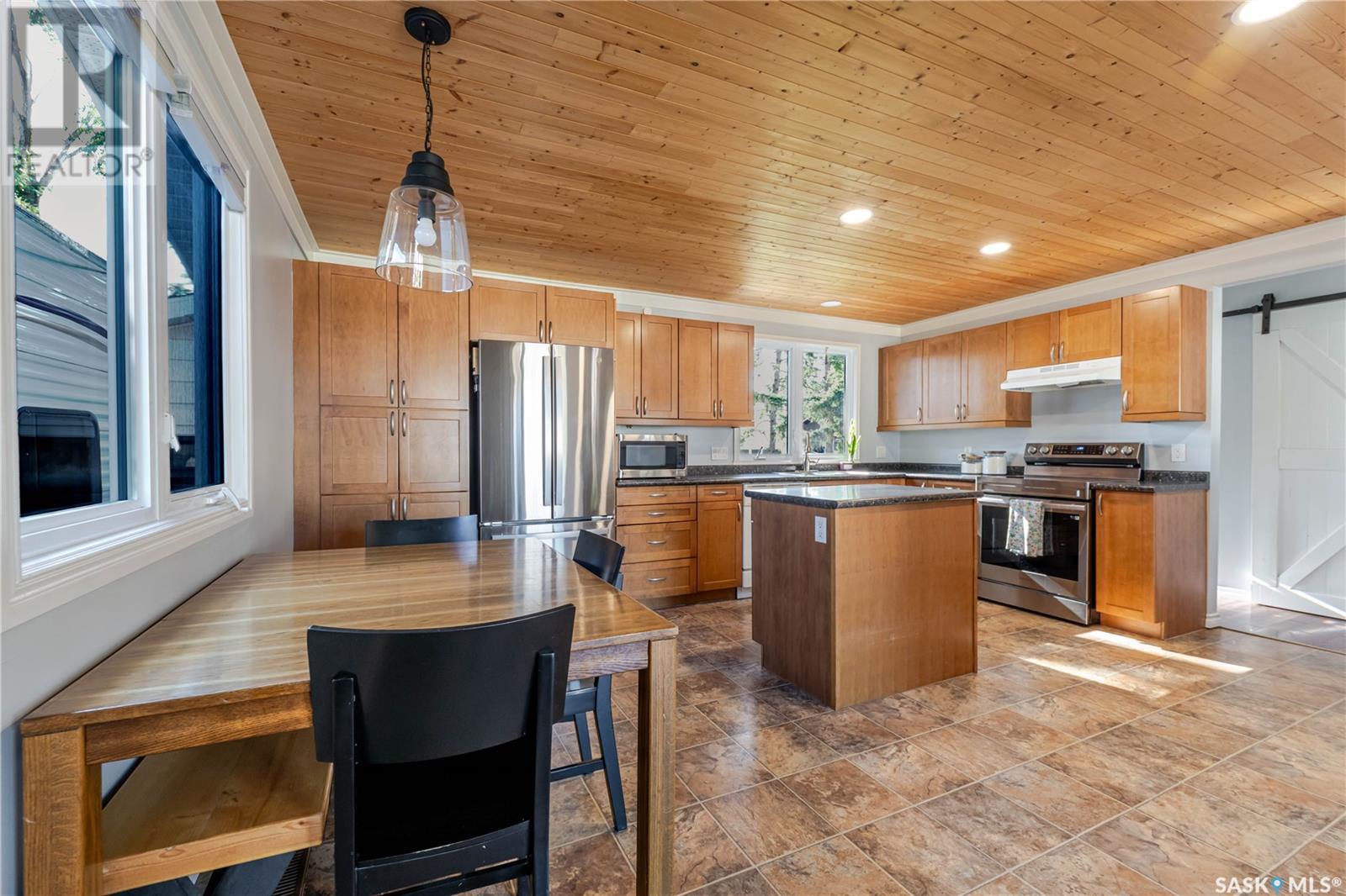 Photo 10 of 1363 Queen Crescent, Moose Jaw SK