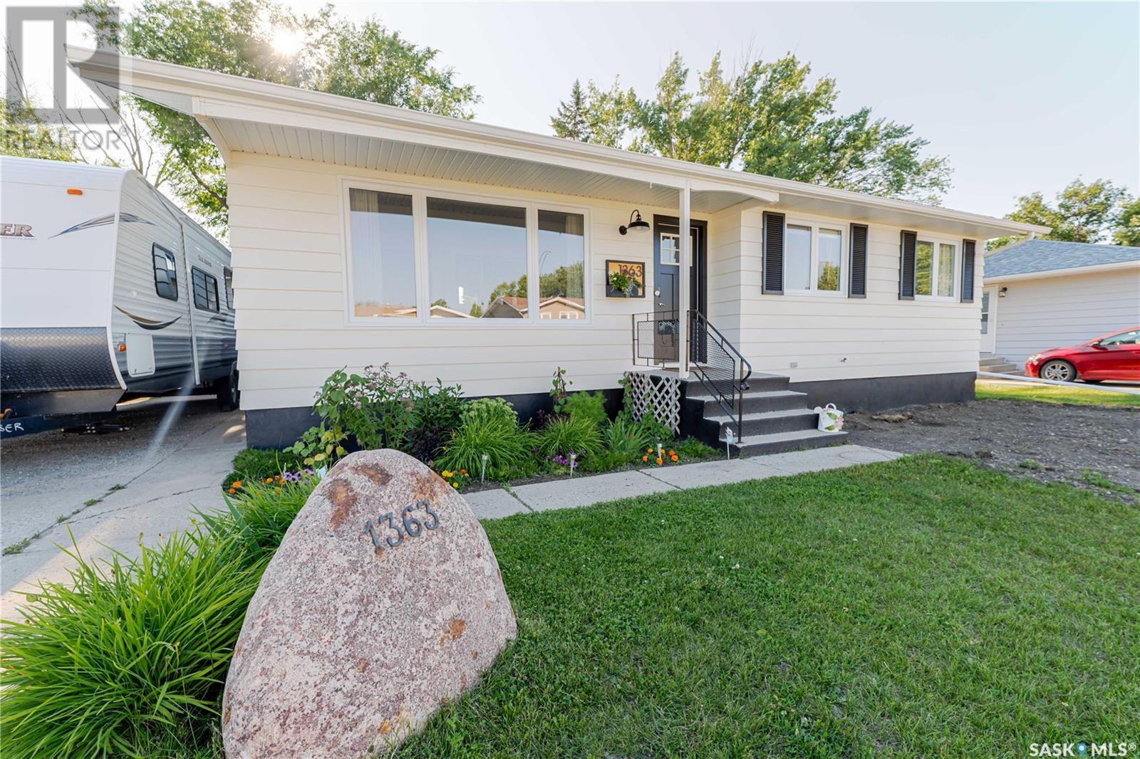 Photo 2 of 1363 Queen Crescent, Moose Jaw SK