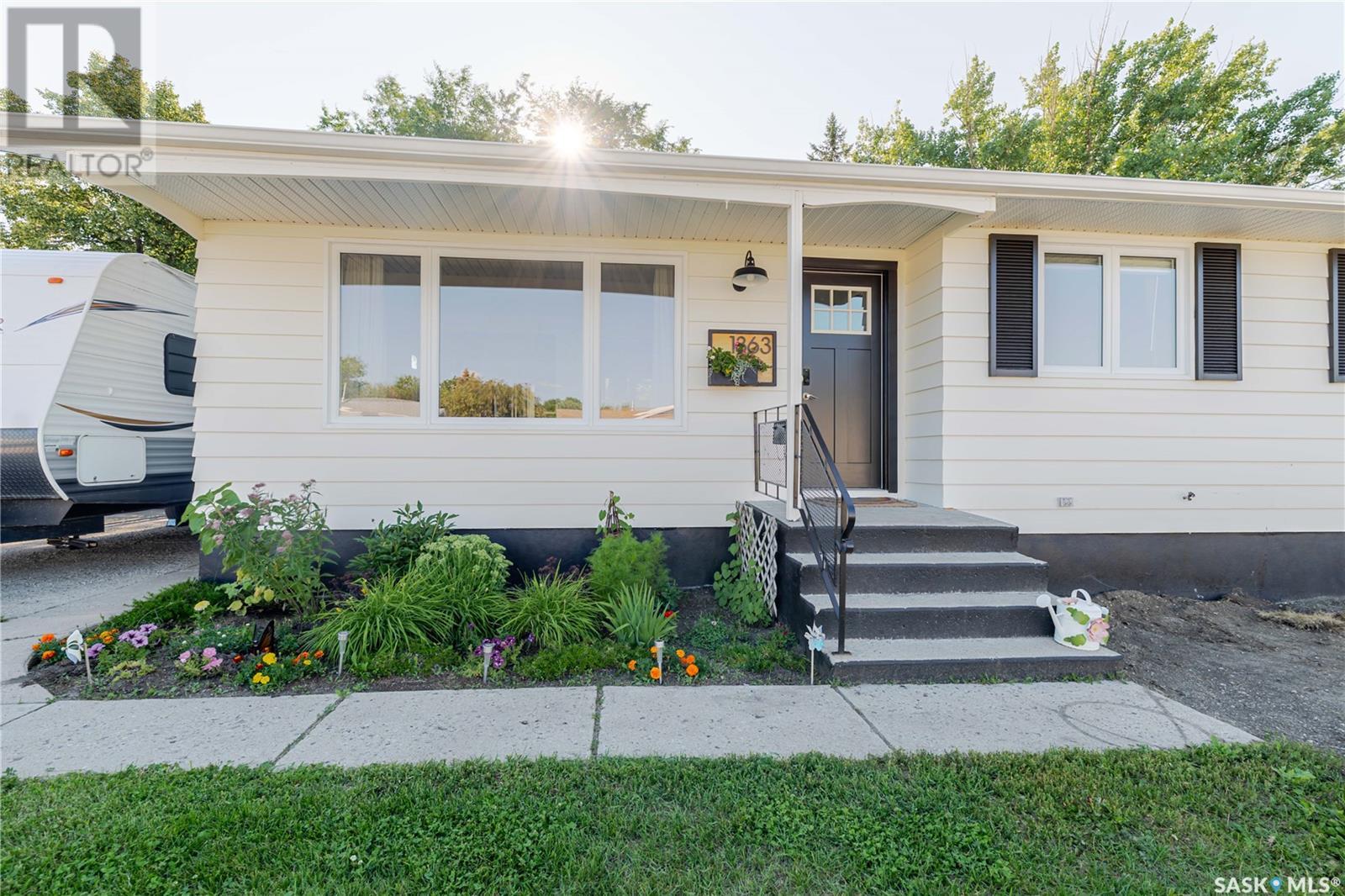 Photo 3 of 1363 Queen Crescent, Moose Jaw SK