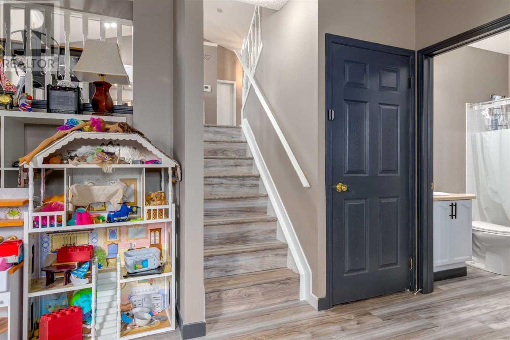 Single Family House 4 Level for Sale in  Los Alamos Place NE Monterey Park Calgary 