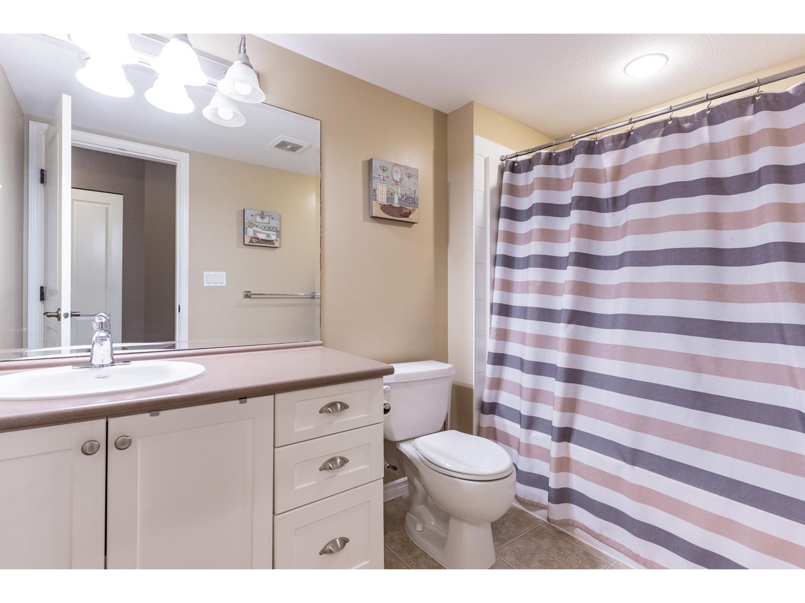 Photo 36 of 19657 69 A Avenue, Langley BC